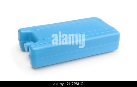 Accumulateur froid en plastique bleu pour sacs thermiques isolés sur blanc.Vue latérale. Banque D'Images