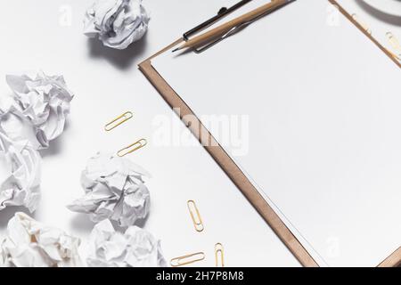 Des papiers froissés éparpillés, des tasses vides de café sur la table d'un travailleur de la création. Crise créative. Concept de stress, de troubles de santé mentale et de manque de moi Banque D'Images