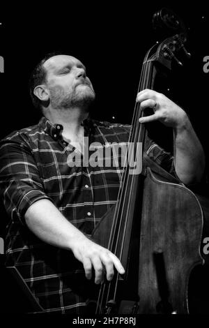 Mark Hodgson joue la contrebasse avec Julian Jospeh Trio, Scarborough Jazz Festival 2021, Royaume-Uni. Banque D'Images