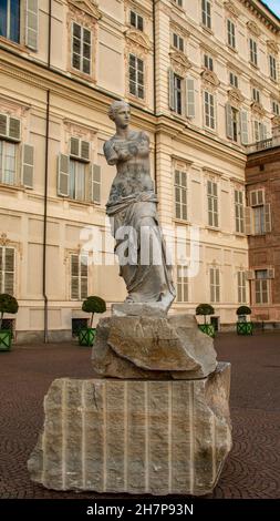 Sculpture moderne (Fabio Viale, venus de Milo) devant le Palazzo Reale di Torino (Palais Royal de Turin) au crépuscule, Turin, Piémont, Italie Banque D'Images