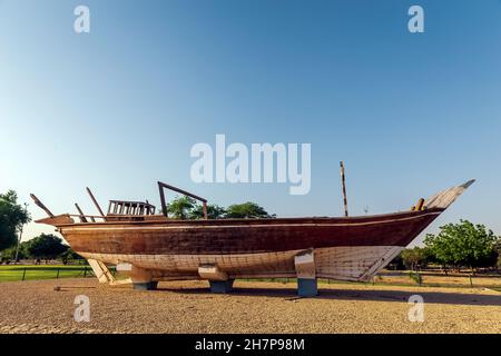 Un bateau traditionnel en bois à Aqua Park à Jubail Arabie Saoudite. Banque D'Images