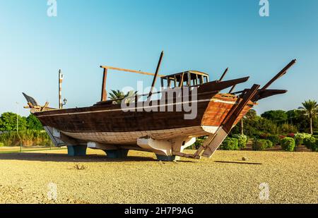 Un bateau traditionnel en bois à Aqua Park à Jubail Arabie Saoudite. Banque D'Images