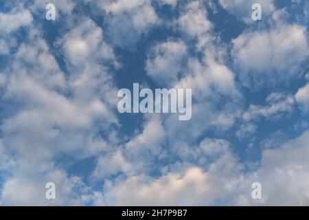 Nuages blancs dans le ciel bleu.Cloudscape nature temps nuageux Banque D'Images