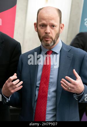 Le maire de North of Tyne Jamie Driscoll, lors d'une conférence de presse à la suite d'une réunion du Bureau du transport pour le Nord à l'hôtel Queens à Leeds, après que le gouvernement ait établi ses plans révisés pour le Nord de l'Angleterre et les Midlands.Date de la photo: Mercredi 24 novembre 2021. Banque D'Images