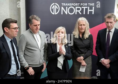 De gauche à droite Maire du Grand Manchester Andy Burnham, Maire de la région de Liverpool, Steve Rotheram, Maire de West Yorkshire Tracy Brabin, Présidente par intérim Conseillère Louise Gittins Cheshire West et Chester et Maire du Yorkshire du Sud, Dan Jarvis,Lors d'une conférence de presse à la suite d'une réunion du Bureau du transport pour le Nord à l'hôtel Queens à Leeds, après que le gouvernement ait établi ses plans révisés pour le Nord de l'Angleterre et les Midlands.Date de la photo: Mercredi 24 novembre 2021. Banque D'Images