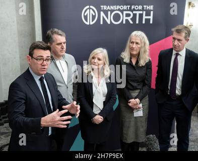 De gauche à droite Maire du Grand Manchester Andy Burnham, Maire de la région de Liverpool, Steve Rotheram, Maire de West Yorkshire Tracy Brabin, Présidente par intérim Conseillère Louise Gittins Cheshire West et Chester et Maire du Yorkshire du Sud, Dan Jarvis,Lors d'une conférence de presse à la suite d'une réunion du Bureau du transport pour le Nord à l'hôtel Queens à Leeds, après que le gouvernement ait établi ses plans révisés pour le Nord de l'Angleterre et les Midlands.Date de la photo: Mercredi 24 novembre 2021. Banque D'Images