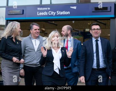 De gauche à droite Présidente par intérim Conseillère Louise Gittins Cheshire West et Chester, Maire de la région de Liverpool Steve Rotheram, Maire de West Yorkshire Tracy Brabin, Maire de North of Tyne Jamie Driscoll et Maire de Greater Manchester Andy Burnham, devant la gare de Leeds,À la suite d'une réunion du Bureau du transport pour le Nord à l'hôtel Queens à Leeds, après que le gouvernement ait établi ses plans révisés pour le Nord de l'Angleterre et les Midlands.Date de la photo: Mercredi 24 novembre 2021. Banque D'Images