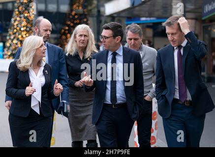 De gauche à droite le maire West Yorkshire Tracy Brabin, le maire de North of Tyne Jamie Driscoll, la présidente par intérim la conseillère Louise Gittins Cheshire West et Chester, le maire du Grand Manchester Andy Burnham, le maire de Liverpool City Region Steve Rotheram et le maire de South Yorkshire Dan Jarvis, à l'extérieur de la gare ferroviaire de Leeds,À la suite d'une réunion du Bureau du transport pour le Nord à l'hôtel Queens à Leeds, après que le gouvernement ait établi ses plans révisés pour le Nord de l'Angleterre et les Midlands.Date de la photo: Mercredi 24 novembre 2021. Banque D'Images