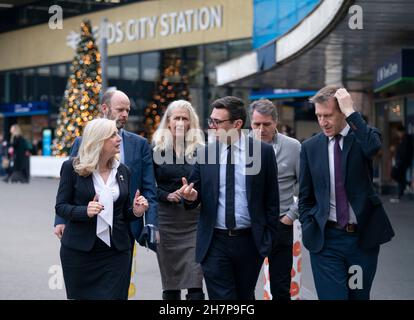 De gauche à droite le maire West Yorkshire Tracy Brabin, le maire de North of Tyne Jamie Driscoll, la présidente par intérim la conseillère Louise Gittins Cheshire West et Chester, le maire du Grand Manchester Andy Burnham, le maire de Liverpool City Region Steve Rotheram et le maire de South Yorkshire Dan Jarvis, à l'extérieur de la gare ferroviaire de Leeds,À la suite d'une réunion du Bureau du transport pour le Nord à l'hôtel Queens à Leeds, après que le gouvernement ait établi ses plans révisés pour le Nord de l'Angleterre et les Midlands.Date de la photo: Mercredi 24 novembre 2021. Banque D'Images