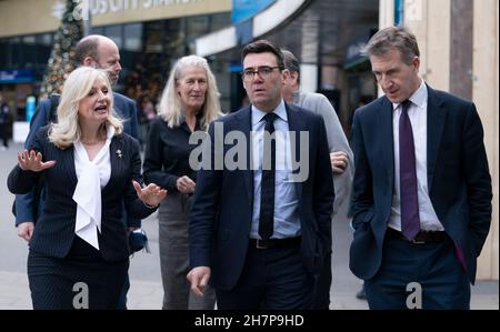 Rangée avant gauche à droite Maire West Yorkshire Tracy Brabin, Maire du Grand Manchester Andy Burnham et Maire du Yorkshire du Sud Dan Jarvis, devant la gare de Leeds, après une réunion du Bureau de transport pour le Nord à l'hôtel Queens à Leeds,Après que le gouvernement a établi ses plans révisés pour le nord de l'Angleterre et les Midlands.Date de la photo: Mercredi 24 novembre 2021. Banque D'Images