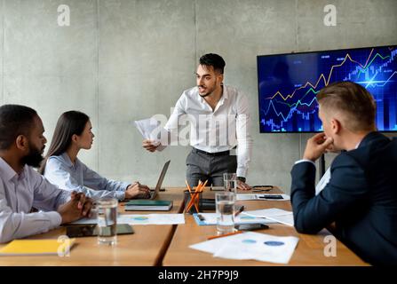 Défaillance de l'entreprise.Un jeune patron du Moyen-Orient criait aux employés lors d'une réunion d'entreprise Banque D'Images