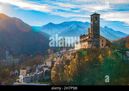 La vue spectaculaire de Viú - perché sur le flanc de la montagne - près de Turin, Piémont, Italie Banque D'Images