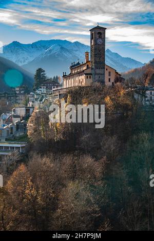 La vue spectaculaire de Viú - perché sur le flanc de la montagne - près de Turin, Piémont, Italie Banque D'Images