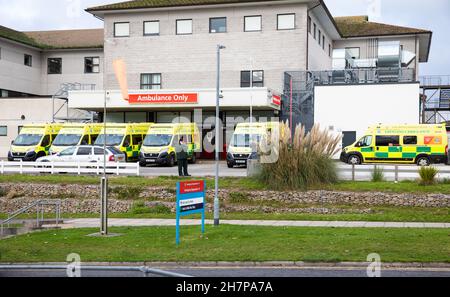 Truro, Royaume-Uni, 24 novembre 2021, des ambulances attendent devant A & E à l'hôpital Royal Cornwall de Treliske, Truro.Les patients doivent attendre leur tour, ce qui peut être de nombreuses heures pour être pris dans A&E pour être vu.Cela est dû à un arriéré de patients de l'hôpital qui ne peuvent pas être renvoyés dans la communauté lorsqu'ils sont prêts à être libérés ainsi qu'à une pression supplémentaire sur les lits due à Covid-19.Credit: Keith Larby/Alamy Live News Banque D'Images