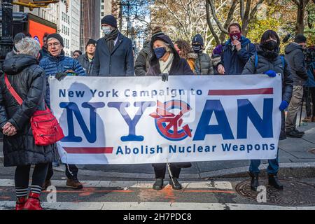 ÉTATS-UNIS.23 novembre 2021.Dans un dernier effort pour adopter la législation sur le désarmement nucléaire, Res.976-2019 et INT 1621-2019, présenté par Daniel Dromm, membre du Conseil municipal (District 25, Elmhurst et Jackson Heights), membres de Rise and Resist et NYCAN réunis à l'entrée de l'hôtel de ville de New York pour accueillir les membres du conseil avec des bannières,Des affiches et des circulaires qui quittent leurs bureaux législatifs pour assister à la troisième à la dernière réunion de la session législative du Conseil municipal, le 23 novembre 2021.(Photo par Erik McGregor/Sipa USA) crédit: SIPA USA/Alay Live News Banque D'Images