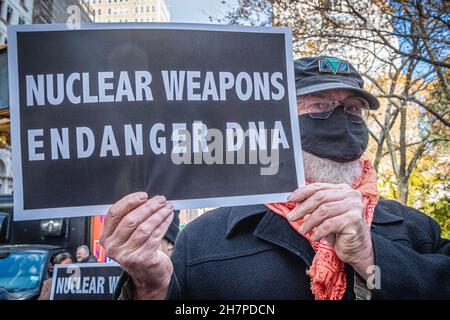 ÉTATS-UNIS.23 novembre 2021.Dans un dernier effort pour adopter la législation sur le désarmement nucléaire, Res.976-2019 et INT 1621-2019, présenté par Daniel Dromm, membre du Conseil municipal (District 25, Elmhurst et Jackson Heights), membres de Rise and Resist et NYCAN réunis à l'entrée de l'hôtel de ville de New York pour accueillir les membres du conseil avec des bannières,Des affiches et des circulaires qui quittent leurs bureaux législatifs pour assister à la troisième à la dernière réunion de la session législative du Conseil municipal, le 23 novembre 2021.(Photo par Erik McGregor/Sipa USA) crédit: SIPA USA/Alay Live News Banque D'Images