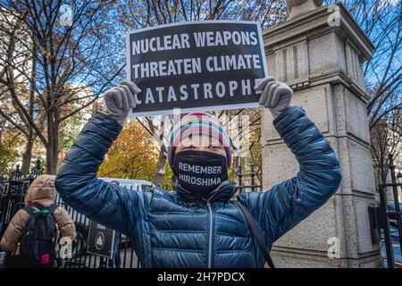 ÉTATS-UNIS.23 novembre 2021.Dans un dernier effort pour adopter la législation sur le désarmement nucléaire, Res.976-2019 et INT 1621-2019, présenté par Daniel Dromm, membre du Conseil municipal (District 25, Elmhurst et Jackson Heights), membres de Rise and Resist et NYCAN réunis à l'entrée de l'hôtel de ville de New York pour accueillir les membres du conseil avec des bannières,Des affiches et des circulaires qui quittent leurs bureaux législatifs pour assister à la troisième à la dernière réunion de la session législative du Conseil municipal, le 23 novembre 2021.(Photo par Erik McGregor/Sipa USA) crédit: SIPA USA/Alay Live News Banque D'Images