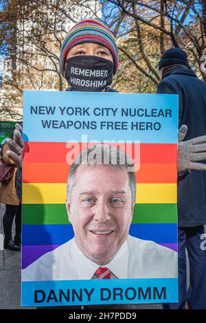 ÉTATS-UNIS.23 novembre 2021.Dans un dernier effort pour adopter la législation sur le désarmement nucléaire, Res.976-2019 et INT 1621-2019, présenté par Daniel Dromm, membre du Conseil municipal (District 25, Elmhurst et Jackson Heights), membres de Rise and Resist et NYCAN réunis à l'entrée de l'hôtel de ville de New York pour accueillir les membres du conseil avec des bannières,Des affiches et des circulaires qui quittent leurs bureaux législatifs pour assister à la troisième à la dernière réunion de la session législative du Conseil municipal, le 23 novembre 2021.(Photo par Erik McGregor/Sipa USA) crédit: SIPA USA/Alay Live News Banque D'Images