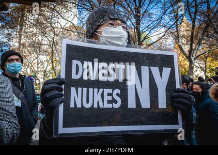 ÉTATS-UNIS.23 novembre 2021.Dans un dernier effort pour adopter la législation sur le désarmement nucléaire, Res.976-2019 et INT 1621-2019, présenté par Daniel Dromm, membre du Conseil municipal (District 25, Elmhurst et Jackson Heights), membres de Rise and Resist et NYCAN réunis à l'entrée de l'hôtel de ville de New York pour accueillir les membres du conseil avec des bannières,Des affiches et des circulaires qui quittent leurs bureaux législatifs pour assister à la troisième à la dernière réunion de la session législative du Conseil municipal, le 23 novembre 2021.(Photo par Erik McGregor/Sipa USA) crédit: SIPA USA/Alay Live News Banque D'Images