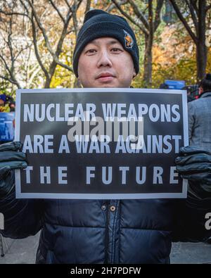 ÉTATS-UNIS.23 novembre 2021.Dans un dernier effort pour adopter la législation sur le désarmement nucléaire, Res.976-2019 et INT 1621-2019, présenté par Daniel Dromm, membre du Conseil municipal (District 25, Elmhurst et Jackson Heights), membres de Rise and Resist et NYCAN réunis à l'entrée de l'hôtel de ville de New York pour accueillir les membres du conseil avec des bannières,Des affiches et des circulaires qui quittent leurs bureaux législatifs pour assister à la troisième à la dernière réunion de la session législative du Conseil municipal, le 23 novembre 2021.(Photo par Erik McGregor/Sipa USA) crédit: SIPA USA/Alay Live News Banque D'Images