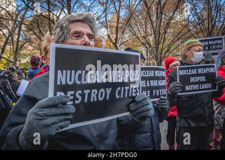 ÉTATS-UNIS.23 novembre 2021.Dans un dernier effort pour adopter la législation sur le désarmement nucléaire, Res.976-2019 et INT 1621-2019, présenté par Daniel Dromm, membre du Conseil municipal (District 25, Elmhurst et Jackson Heights), membres de Rise and Resist et NYCAN réunis à l'entrée de l'hôtel de ville de New York pour accueillir les membres du conseil avec des bannières,Des affiches et des circulaires qui quittent leurs bureaux législatifs pour assister à la troisième à la dernière réunion de la session législative du Conseil municipal, le 23 novembre 2021.(Photo par Erik McGregor/Sipa USA) crédit: SIPA USA/Alay Live News Banque D'Images
