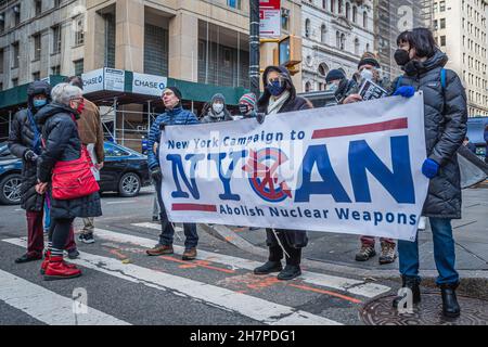 ÉTATS-UNIS.23 novembre 2021.Dans un dernier effort pour adopter la législation sur le désarmement nucléaire, Res.976-2019 et INT 1621-2019, présenté par Daniel Dromm, membre du Conseil municipal (District 25, Elmhurst et Jackson Heights), membres de Rise and Resist et NYCAN réunis à l'entrée de l'hôtel de ville de New York pour accueillir les membres du conseil avec des bannières,Des affiches et des circulaires qui quittent leurs bureaux législatifs pour assister à la troisième à la dernière réunion de la session législative du Conseil municipal, le 23 novembre 2021.(Photo par Erik McGregor/Sipa USA) crédit: SIPA USA/Alay Live News Banque D'Images