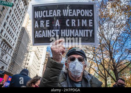 ÉTATS-UNIS.23 novembre 2021.Dans un dernier effort pour adopter la législation sur le désarmement nucléaire, Res.976-2019 et INT 1621-2019, présenté par Daniel Dromm, membre du Conseil municipal (District 25, Elmhurst et Jackson Heights), membres de Rise and Resist et NYCAN réunis à l'entrée de l'hôtel de ville de New York pour accueillir les membres du conseil avec des bannières,Des affiches et des circulaires qui quittent leurs bureaux législatifs pour assister à la troisième à la dernière réunion de la session législative du Conseil municipal, le 23 novembre 2021.(Photo par Erik McGregor/Sipa USA) crédit: SIPA USA/Alay Live News Banque D'Images