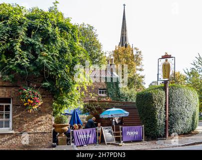 Buveurs dans le café en plein air du Flask, un pub traditionnel de Highgate Village, Londres, Royaume-Uni Banque D'Images