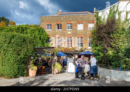 Buveurs dans le café en plein air du Flask, un pub traditionnel de Highgate Village, Londres, Royaume-Uni Banque D'Images