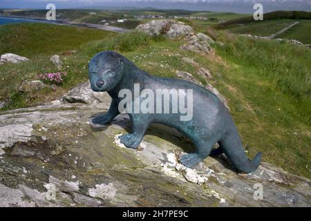 Mémorial de la loutre de bronze érigé près de Monreith, Dumfries & Galloway, en Écosse, à la mémoire de Gavin Maxwell, auteur et naturaliste Banque D'Images