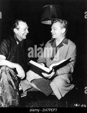 RAYMOND MASSEY et JAMES CAGNEY sur le terrain Candid pendant le tournage de COME FILL LE RÉALISATEUR DE L'ARRÊT 1951 GORDON DOUGLAS roman Harlan Ware cinématographie Robert Burks producteur Henry Blanke Warner Bros. Banque D'Images