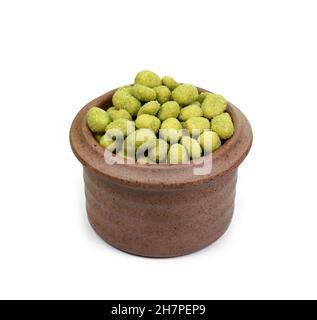 Pile d'arachides enrobées de wasabi dans un bol isolé sur blanc.Vue de dessus. Banque D'Images