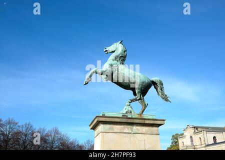 Bronzefigur, das Wappentier von Niedersachsen im Welfengarten vor dem Campus der Leibniz Universität à Hanovre, Das Roß, le cheval de Basse-Saxe Banque D'Images