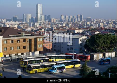 TURQUIE, Istanbul, Üsküdar, nouveaux immeubles d'appartements du côté asiatique / TÜRKEI, Istanbul, Üsküdar, neue Wohnhäuser auf der asiatischen Seite Banque D'Images