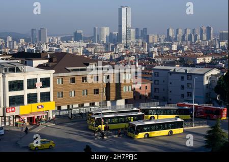 TURQUIE, Istanbul, Üsküdar, nouveaux immeubles d'appartements du côté asiatique / TÜRKEI, Istanbul, Üsküdar, neue Wohnhäuser auf der asiatischen Seite Banque D'Images