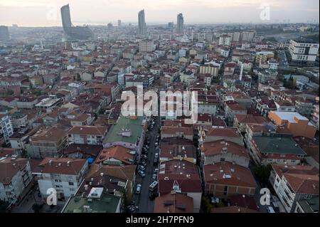 TURQUIE, Istanbul, Üsküdar, nouveaux immeubles d'appartements du côté asiatique / TÜRKEI, Istanbul, Üsküdar, neue Wohnhäuser auf der asiatischen Seite Banque D'Images