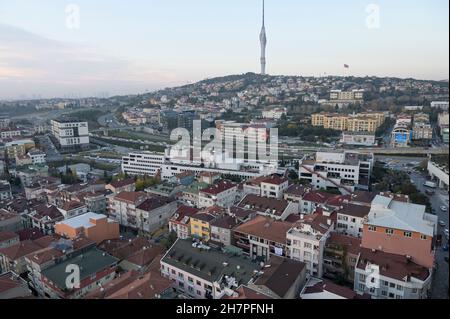 TURQUIE, Istanbul, Üsküdar, nouveaux immeubles d'appartements du côté asiatique, tour de télévision / TÜRKEI, Istanbul, Üsküdar, neue Wohnhäuser auf der asiatischen Seite, Fernsehturm Banque D'Images