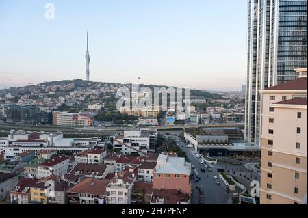 TURQUIE, Istanbul, Üsküdar, nouveaux immeubles d'appartements du côté asiatique / TÜRKEI, Istanbul, Üsküdar, neue Wohnhäuser auf der asiatischen Seite Banque D'Images