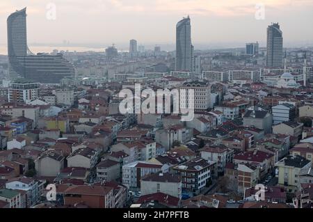 TURQUIE, Istanbul, Üsküdar, nouveaux immeubles d'appartements du côté asiatique / TÜRKEI, Istanbul, Üsküdar, neue Wohnhäuser auf der asiatischen Seite Banque D'Images