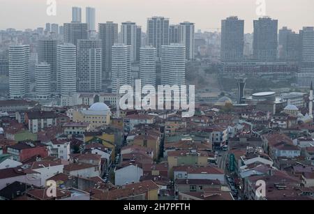 TURQUIE, Istanbul, Üsküdar, nouveaux immeubles d'appartements du côté asiatique / TÜRKEI, Istanbul, Üsküdar, neue Wohnhäuser auf der asiatischen Seite Banque D'Images