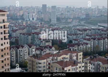 TURQUIE, Istanbul, Üsküdar, nouveaux immeubles d'appartements du côté asiatique / TÜRKEI, Istanbul, Üsküdar, neue Wohnhäuser auf der asiatischen Seite Banque D'Images