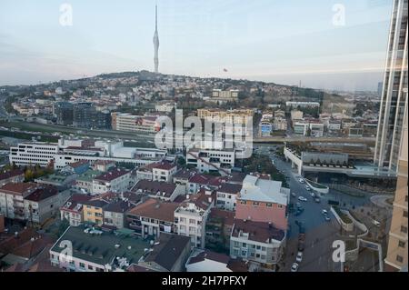 TURQUIE, Istanbul, Üsküdar, nouveaux immeubles d'appartements du côté asiatique, tour de télévision / TÜRKEI, Istanbul, Üsküdar, neue Wohnhäuser auf der asiatischen Seite, Fernsehturm Banque D'Images