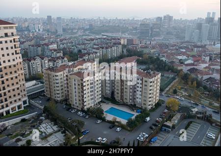 TURQUIE, Istanbul, Üsküdar, nouveaux immeubles d'appartements du côté asiatique / TÜRKEI, Istanbul, Üsküdar, neue Wohnhäuser auf der asiatischen Seite Banque D'Images