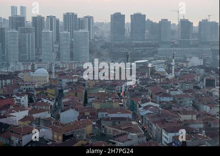 TURQUIE, Istanbul, Üsküdar, nouveaux immeubles d'appartements du côté asiatique / TÜRKEI, Istanbul, Üsküdar, neue Wohnhäuser auf der asiatischen Seite Banque D'Images