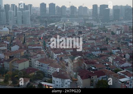 TURQUIE, Istanbul, Üsküdar, nouveaux immeubles d'appartements du côté asiatique / TÜRKEI, Istanbul, Üsküdar, neue Wohnhäuser auf der asiatischen Seite Banque D'Images