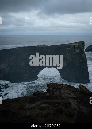 Arche de basalte unique sur le cap Dyrholaey.Réserve naturelle, Islande.Photographie de paysage.Le cap Dyrholaey est le point le plus méridional de l'Islande. Banque D'Images