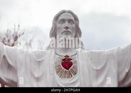San Sebastian de Garabandal, Cantabria, Espagne - 20 janvier 2018 : San Sebastian de Garabandal est un centre de pèlerinages chrétiens.Quelques filles locales m Banque D'Images