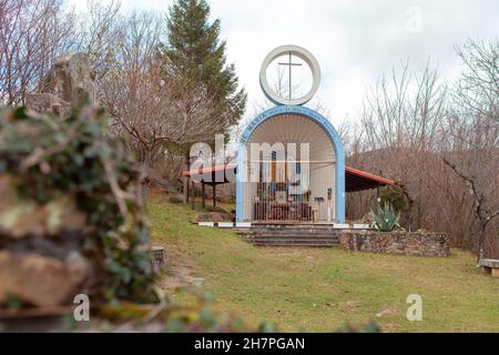 San Sebastian de Garabandal, Cantabria, Espagne - 20 janvier 2018 : San Sebastian de Garabandal est un centre de pèlerinages chrétiens.Quelques filles locales m Banque D'Images