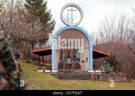 San Sebastian de Garabandal, Cantabria, Espagne - 20 janvier 2018 : San Sebastian de Garabandal est un centre de pèlerinages chrétiens.Quelques filles locales m Banque D'Images