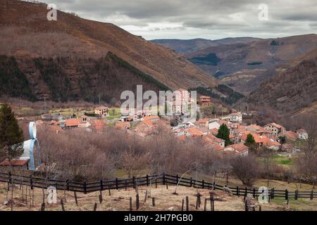 San Sebastian de Garabandal, Cantabria, Espagne - 20 janvier 2018 : San Sebastian de Garabandal est un centre de pèlerinages chrétiens.Quelques filles locales m Banque D'Images